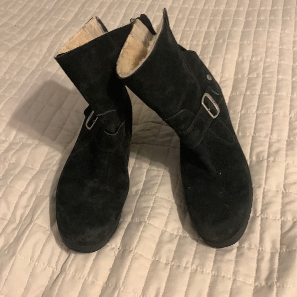Great condition black uggs. Very comfortable.